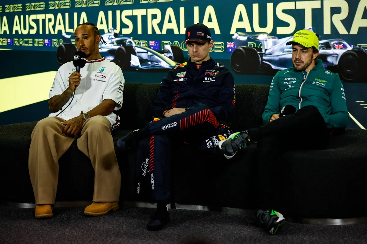 Max Verstappen tijdens de persconferentie in Australië 2023 met Lewis Hamilton en Fernando Alonso