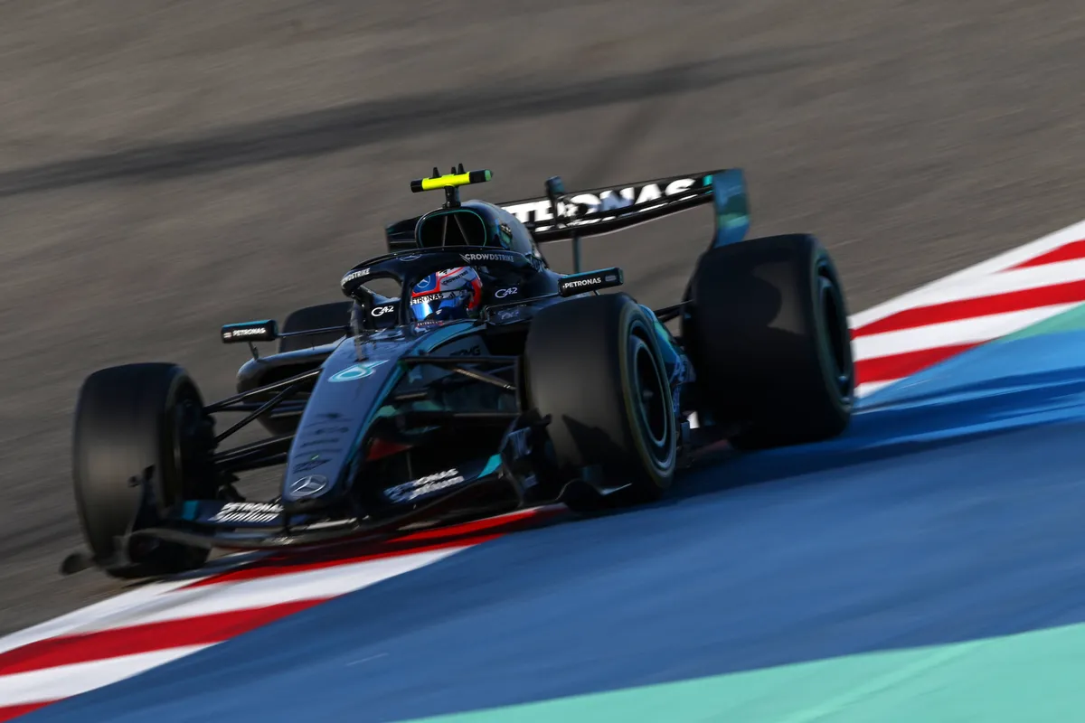 Mercedes-coureur Kimi Antonelli tijdens de F1-testdagen in Bahrein