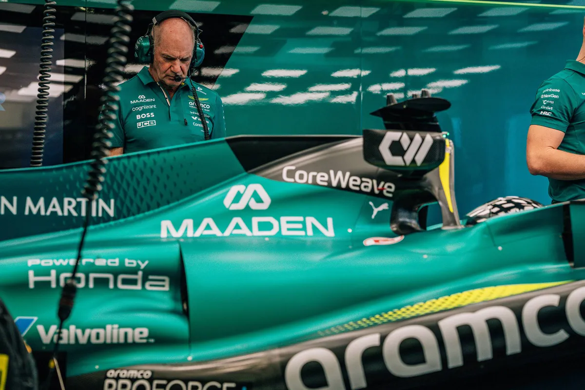 Adrian Newey kijkt naar de nieuwe Aston Martin AMR26 in de garage in Bahrein