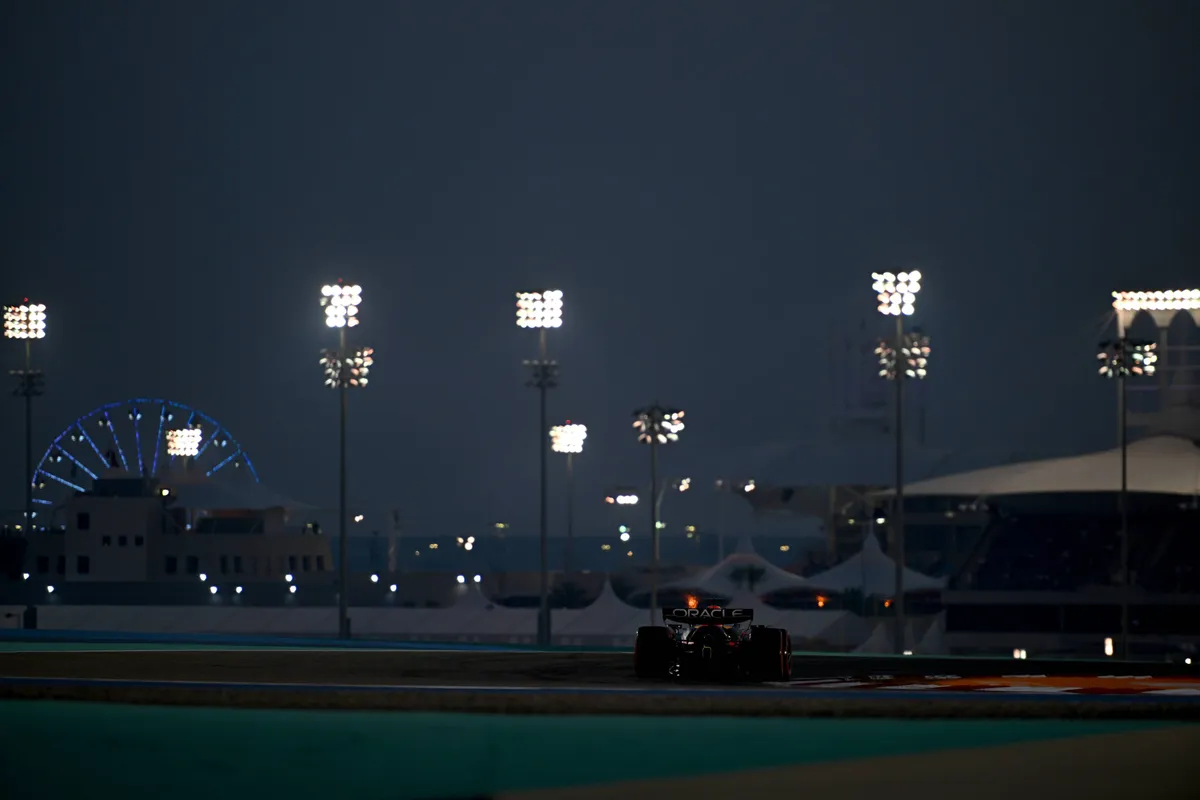 De achtervleugel van de RB21 van Max Verstappen op het circuit in Bahrein in 2025