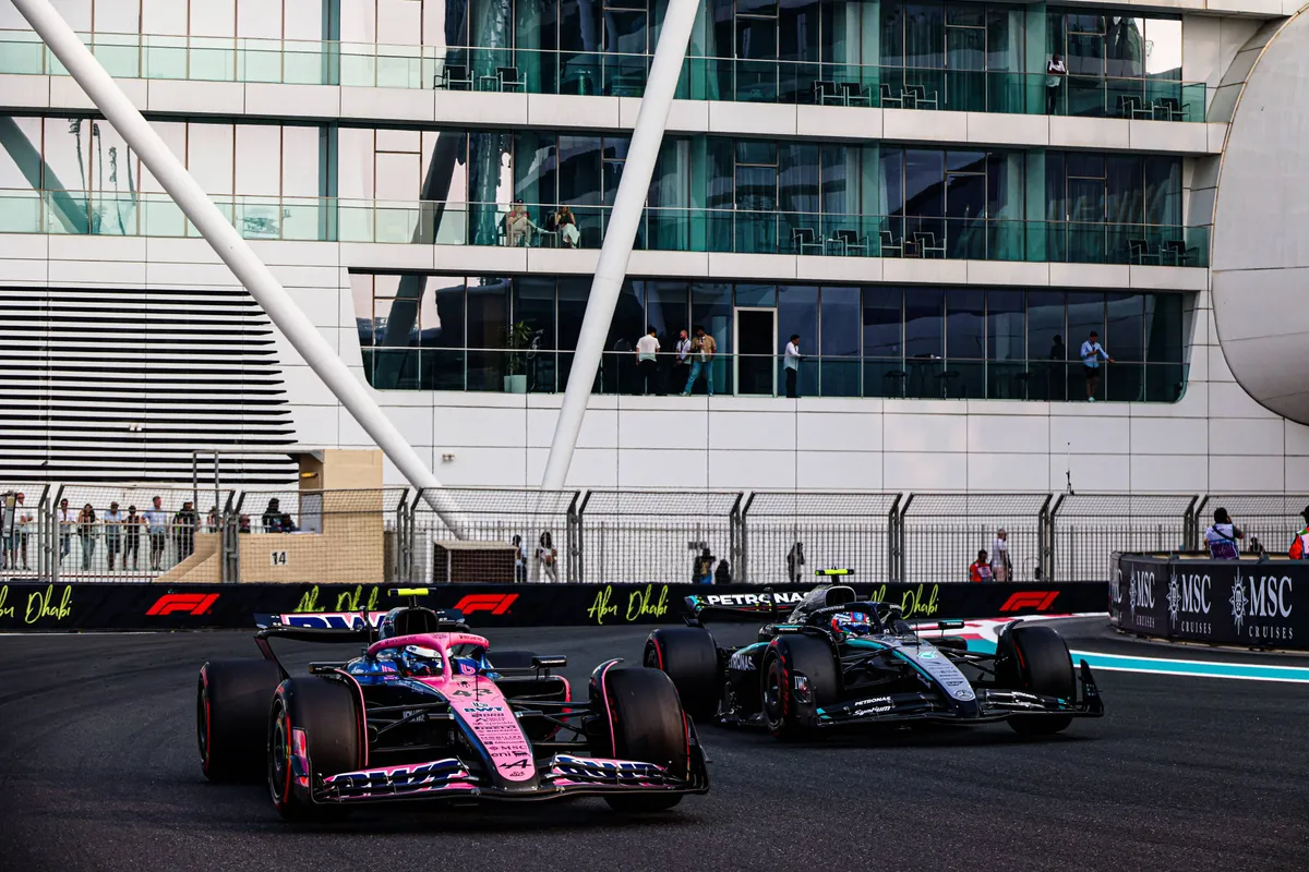 Kimi Antonelli haalt Franco Colapinto in tijdens GP Abu Dhabi 2025