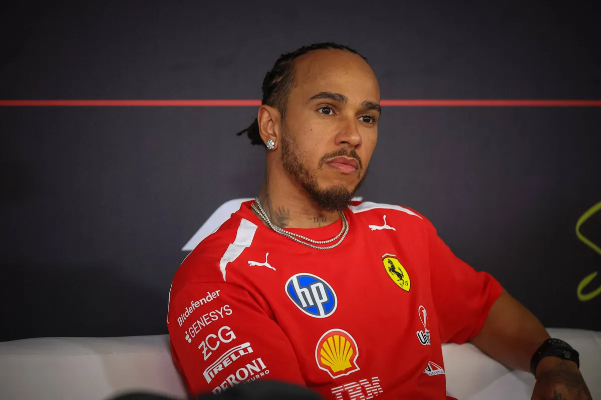 Ferrari-coureur Lewis Hamilton tijdens de persconferentie in Bahrein 2026