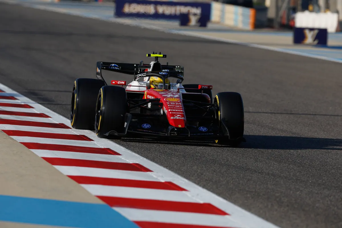 Lewis Hamilton in de Ferrari SF-26 tijdens de 2026 F1-test in Bahrein