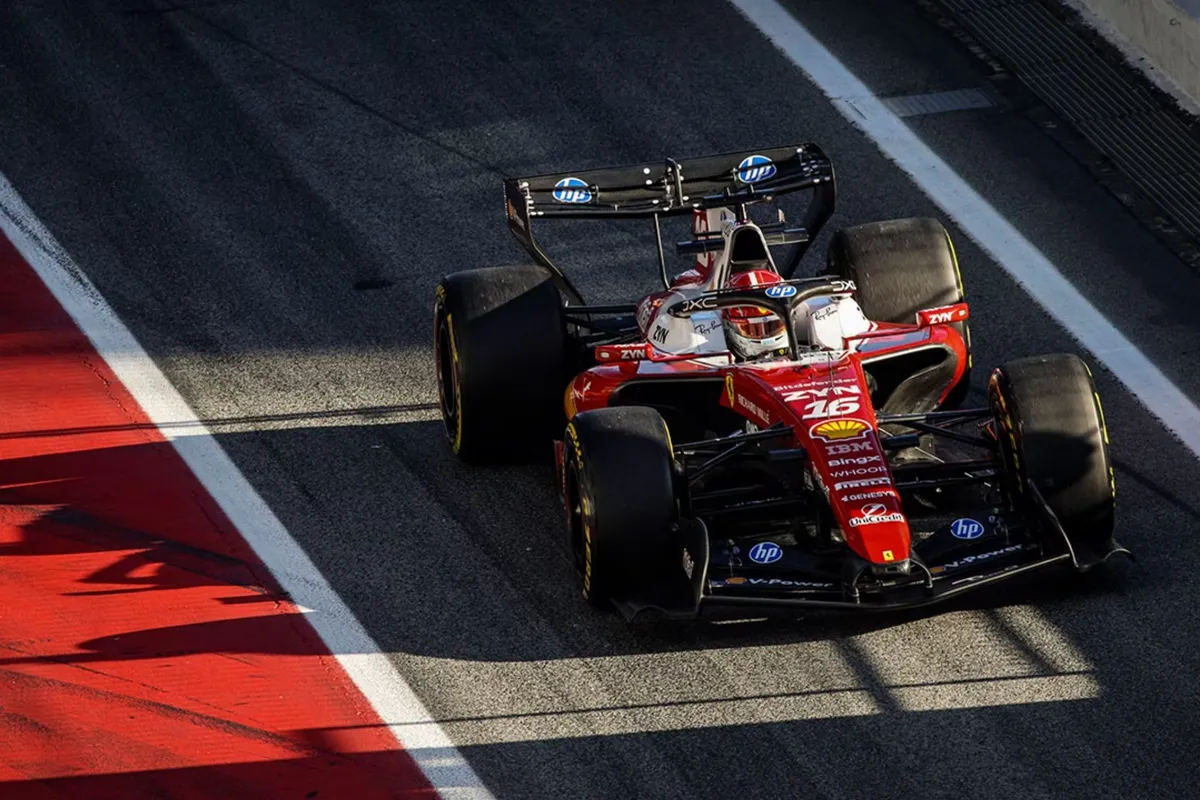 Charles Leclerc in de Ferrari SF-26 in de pitstraat in Barcelona tijdens de testweek