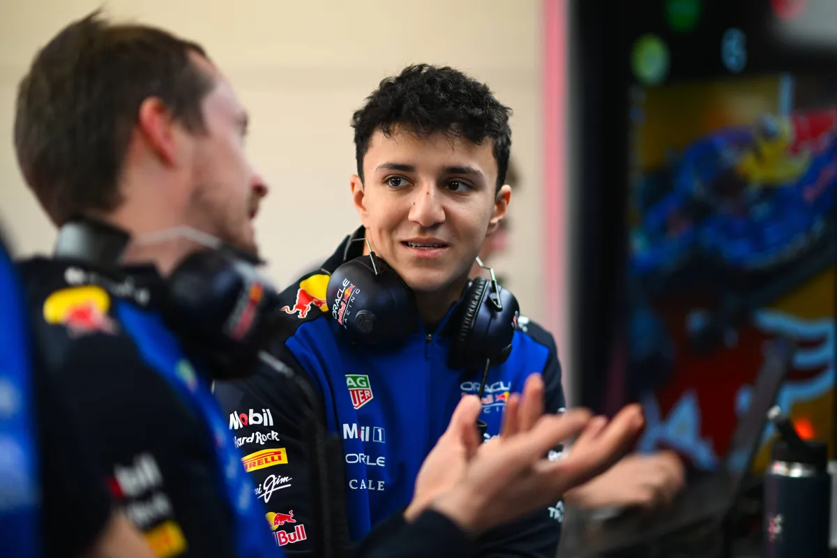 Isack Hadjar in gesprek met een engineer van Red Bull Racing in Barcelona