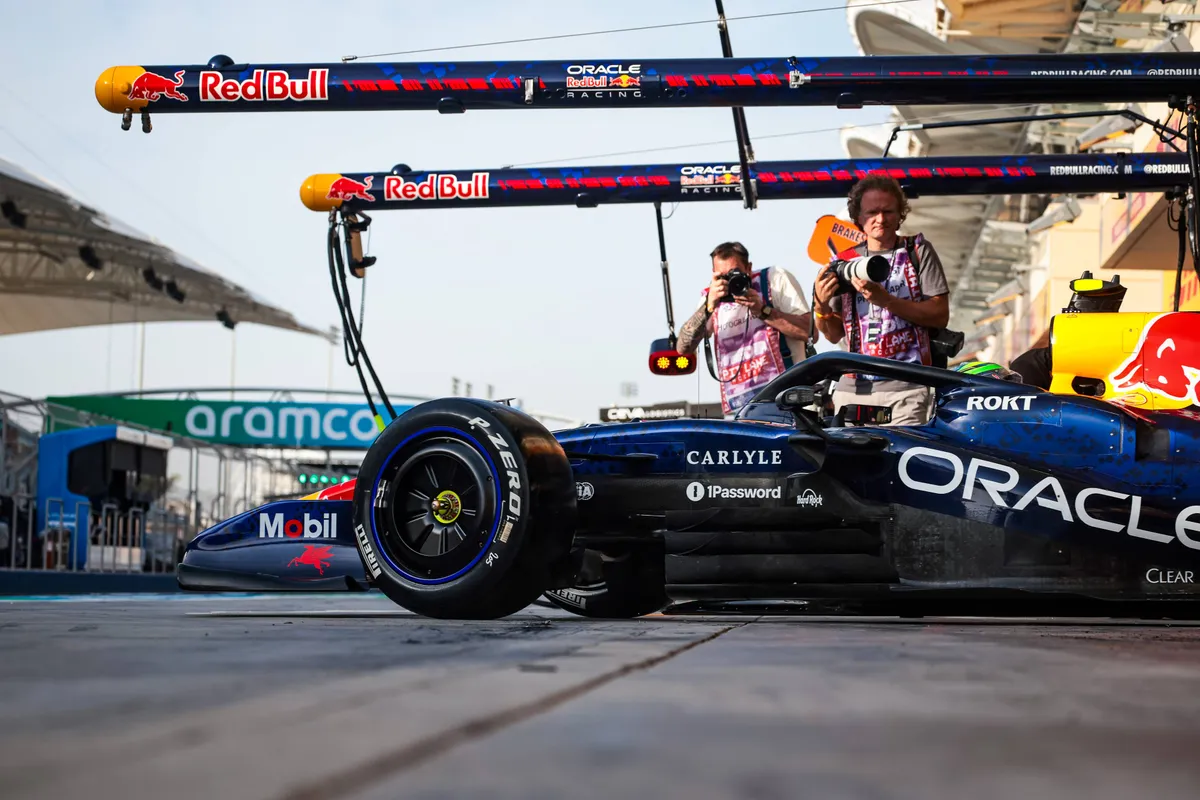 Isack Hadjar voor Red Bull Racing in de pitstraat in Bahrein