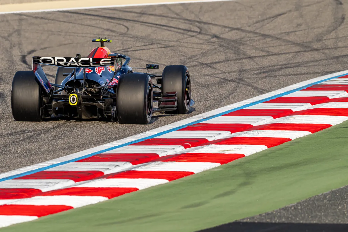 Isack Hadjar met de Red Bull RB22 op het circuit tijdens F1-test in Bahrein
