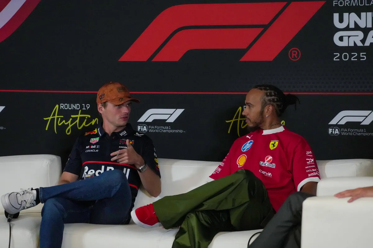 Max Verstappen en Lewis Hamilton tijdens een F1-persconferentie in 2025
