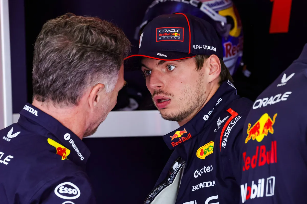 Christian Horner als teambaas van Red Bull Racing in gesprek met Max Verstappen in 2025