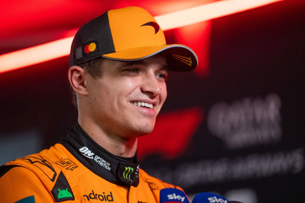 Lando Norris lachend McLaren