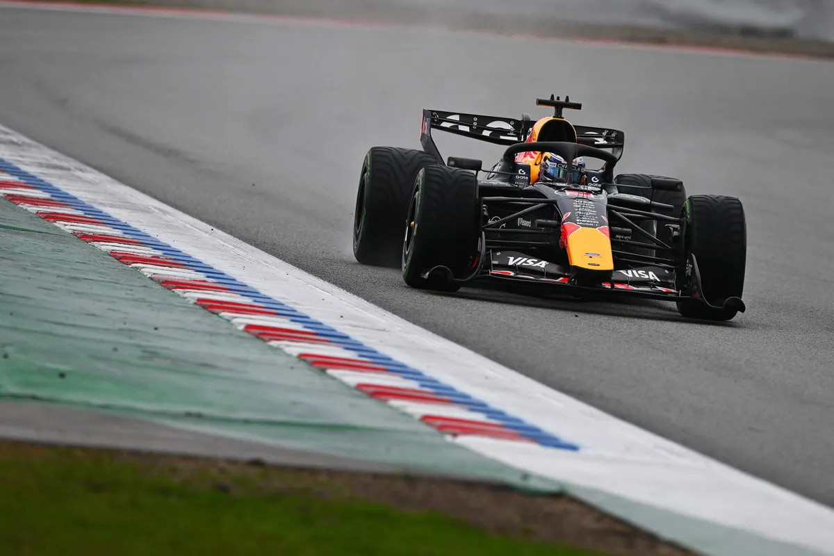 Max Verstappen in de Red Bull Racing RB22 in Barcelona