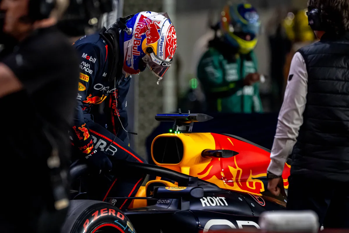 Max Verstappen stapt uit zijn Red Bull RB21 in Qatar 2025