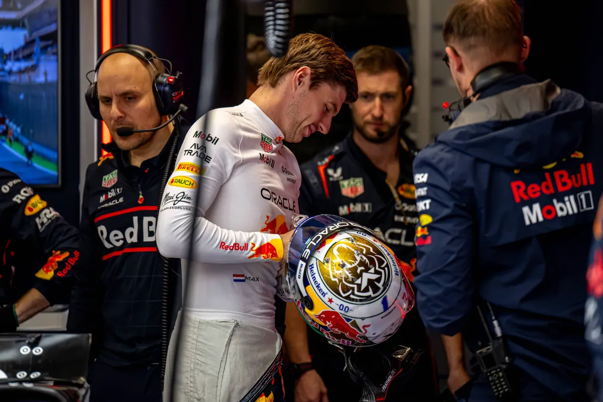 Max Verstappen met zijn collega's in de Red Bull-garage in Brazilië 2025