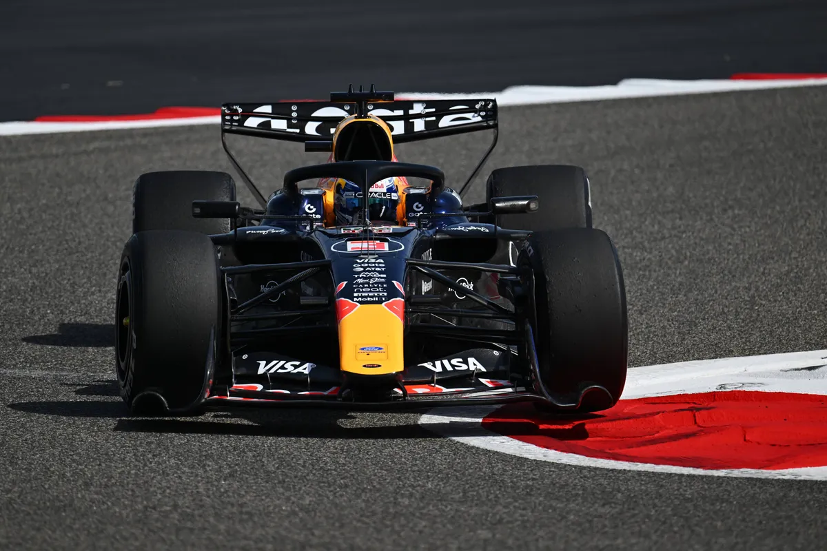 Red Bull-coureur Max Verstappen in de RB22 tijdens testdag 1 in Bahrein