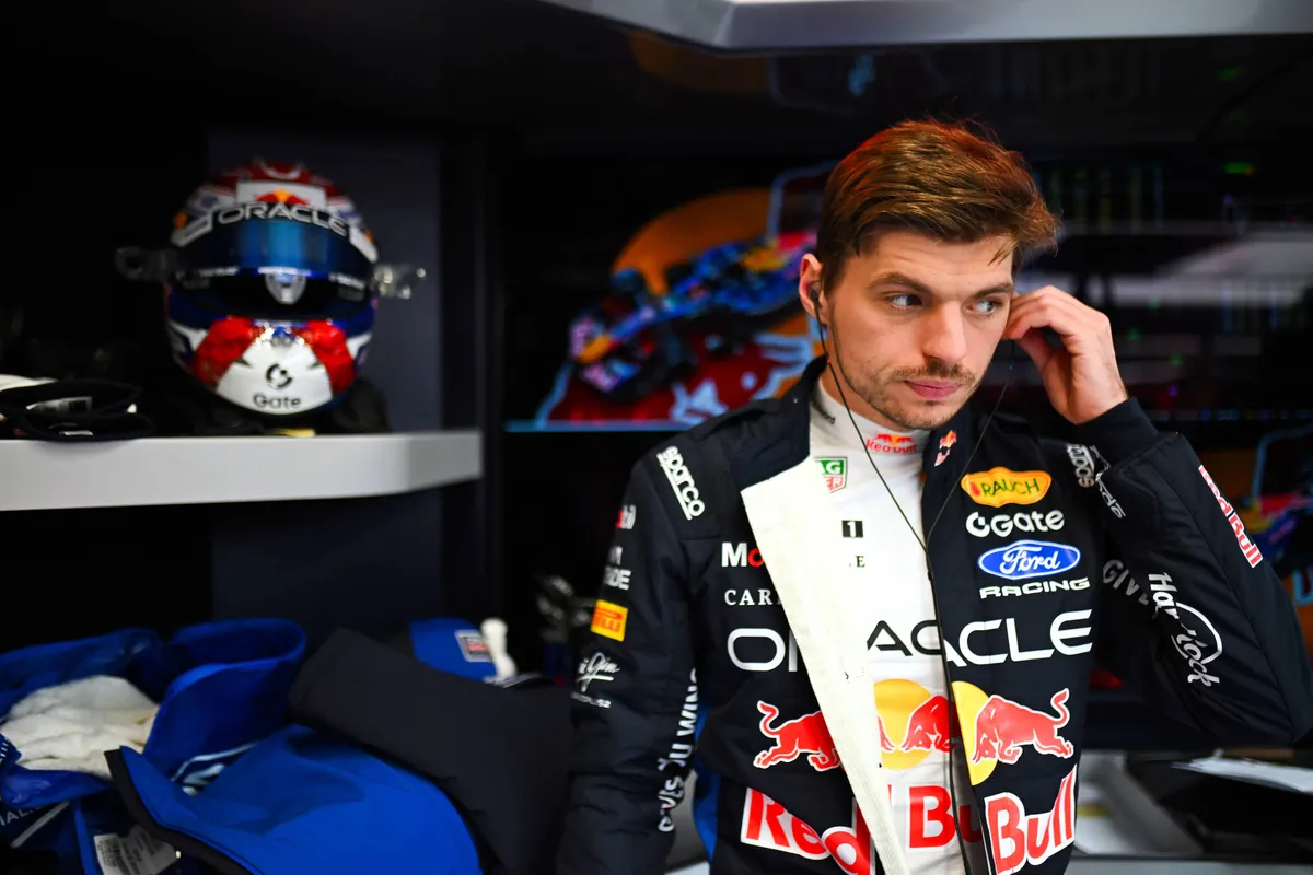 Red Bull-coureur Max Verstappen in de garage in Barcelona