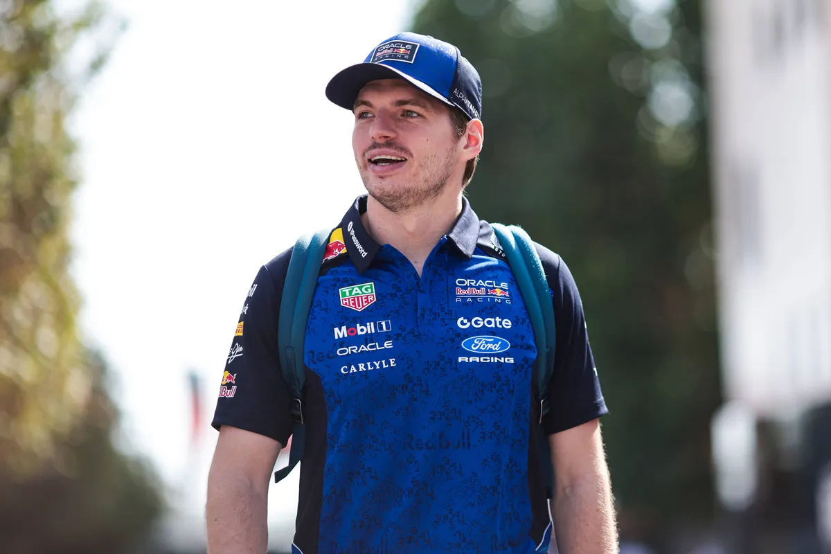 Max Verstappen voor Red Bull Racing in de paddock in Bahrein