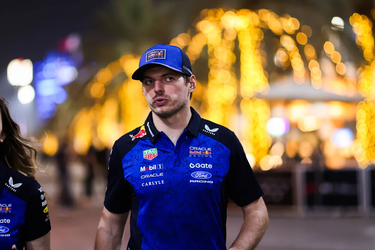 Max Verstappen in de F1-paddock in Bahrein