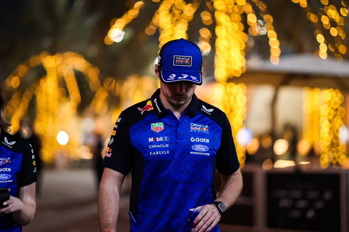 Red Bull-coureur Max Verstappen kijkt teleurgesteld naar beneden in de F1-paddock in Bahrein