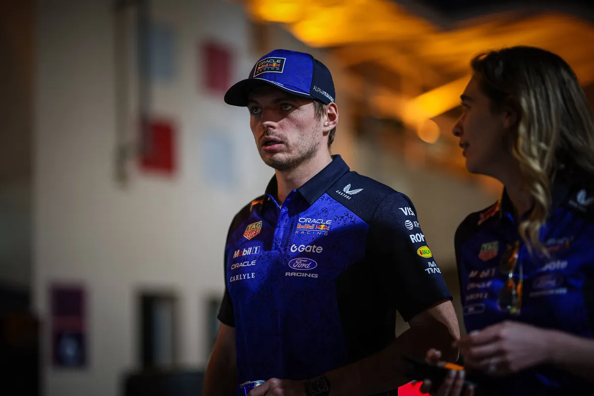 Red Bull-coureur Max Verstappen loopt in Bahrein door de F1-paddock rond tijdens de testdagen voor 2026