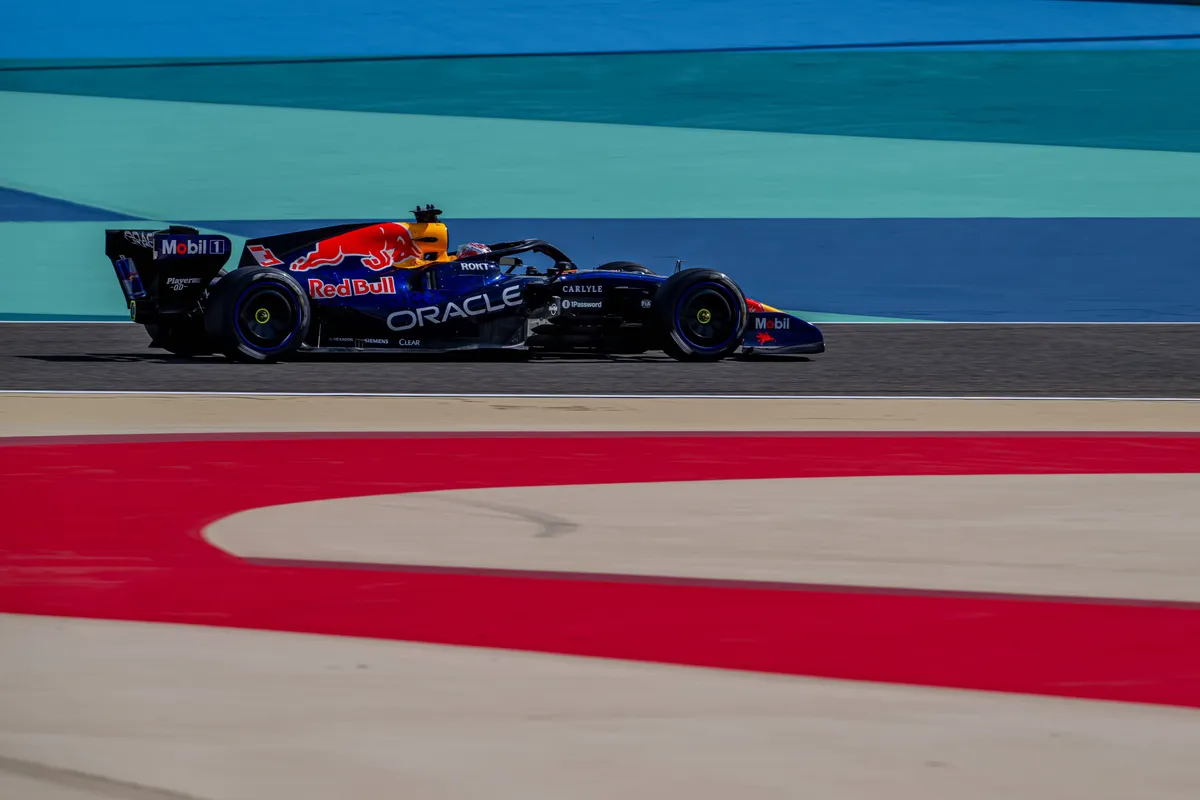 Red bull RB22 in handen van Max Verstappen in Bahrein