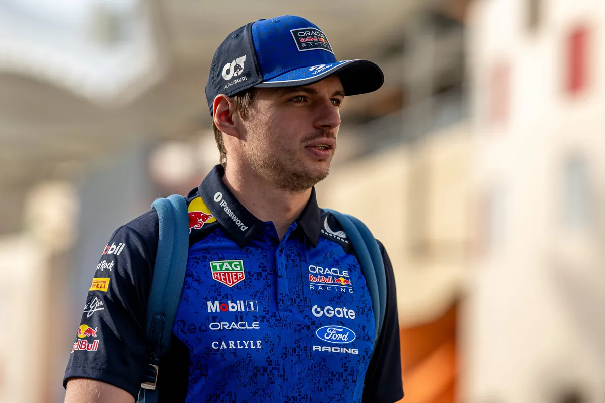 Red Bull-coureur Max Verstappen in de F1-paddock in Bahrein voor de testdagen