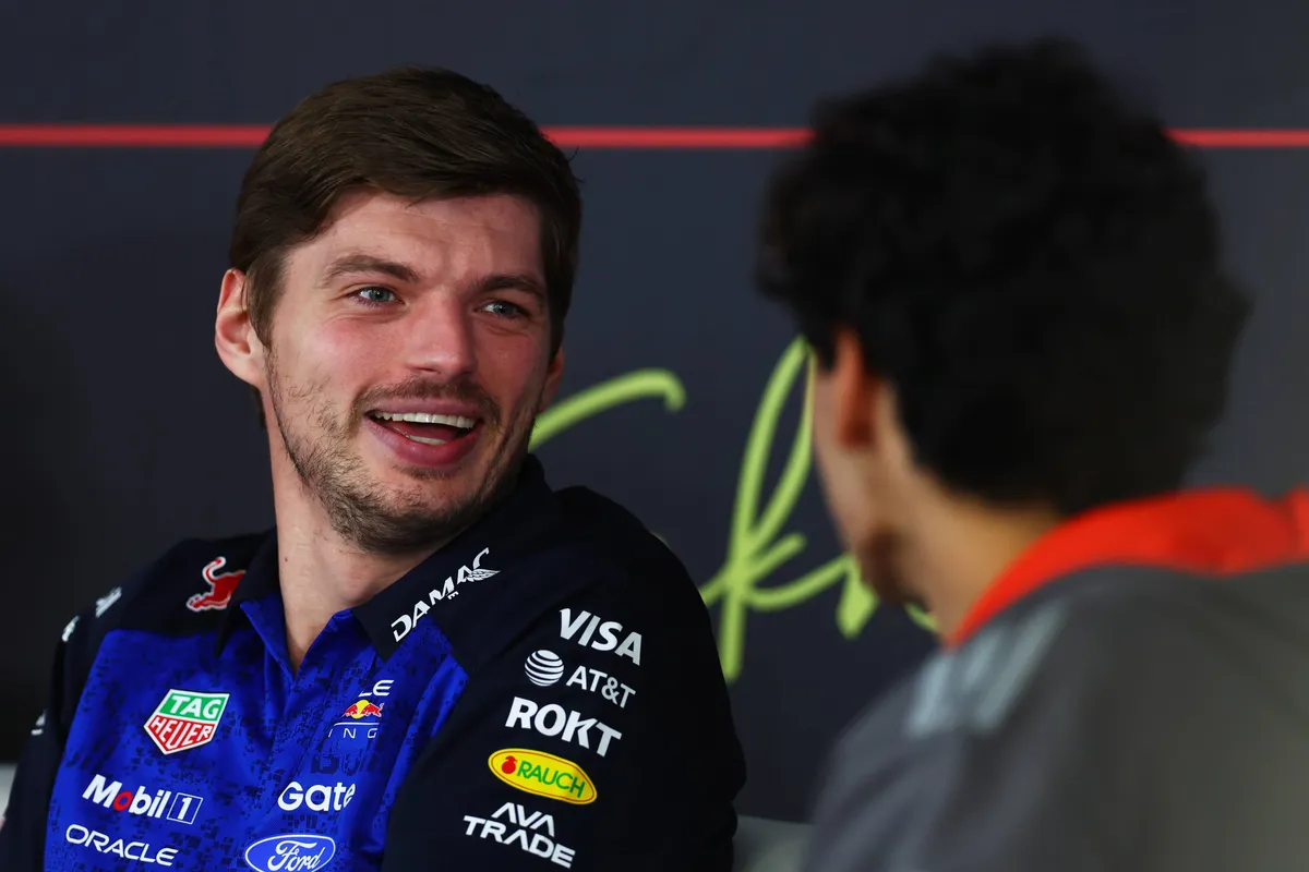 Red Bull-coureur Max Verstappen lacht met Gabriel Bortoleto tijdens de persconferentie in Bahrein
