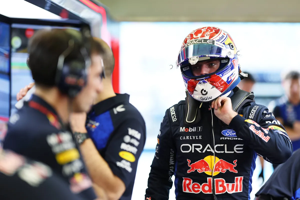 Max Verstappen in de Red Bull-garage tijdens de F1-testdagen in Bahrein