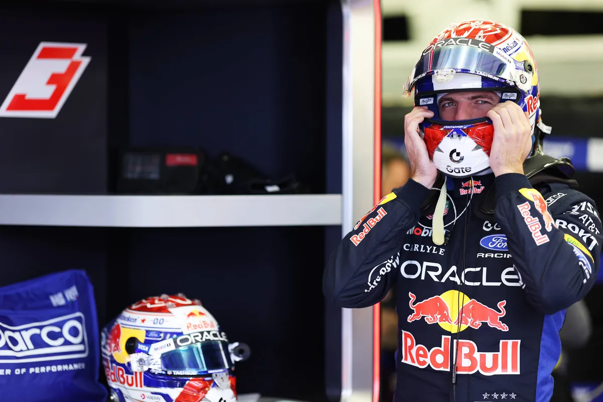 Max Verstappen trekt zijn helm aan tijdens de eerste testdag in Bahrein