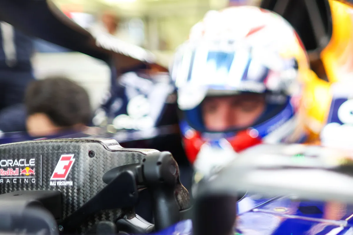 Max Verstappen in de cockpit van de Red Bull Racing RB22 in Bahrein