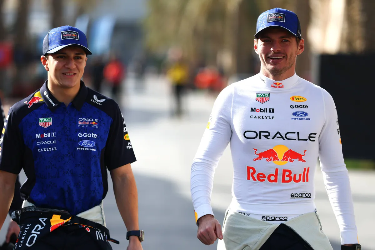 Max Verstappen en Red Bull-teamgenoot Isack Hadjar in de F1-paddock in Bahrein 2026