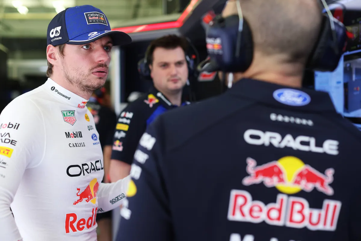 Max Verstappen in gesprek met race-engineer Gianpiero Lambiase voor Red Bull Racing tijdens de F1-test in Bahrein in 2026