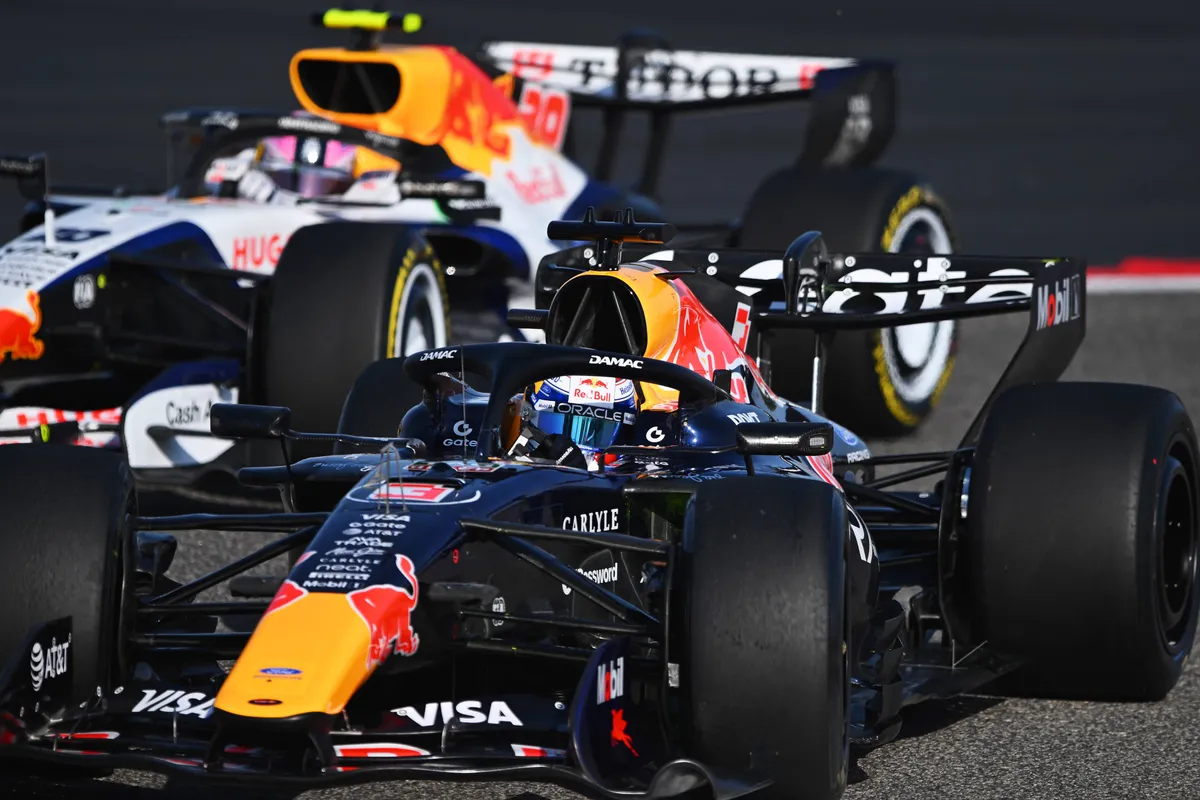 Max Verstappen haalt Arvid Lindblad in tijdens de testdagen in Bahrein in 2026