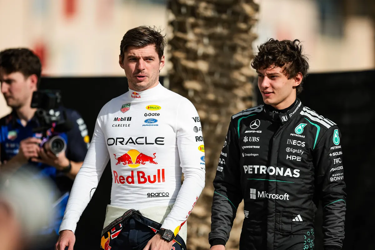 Max Verstappen en Mercedes-coureur Kimi Antonelli in de F1-paddock tijdens de testdagen in Bahrein 2026