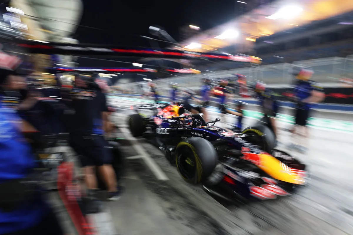 Max Verstappen rijdt de pitbox van Red Bull Racing uit tijdens de 2026 F1-test in Bahrein