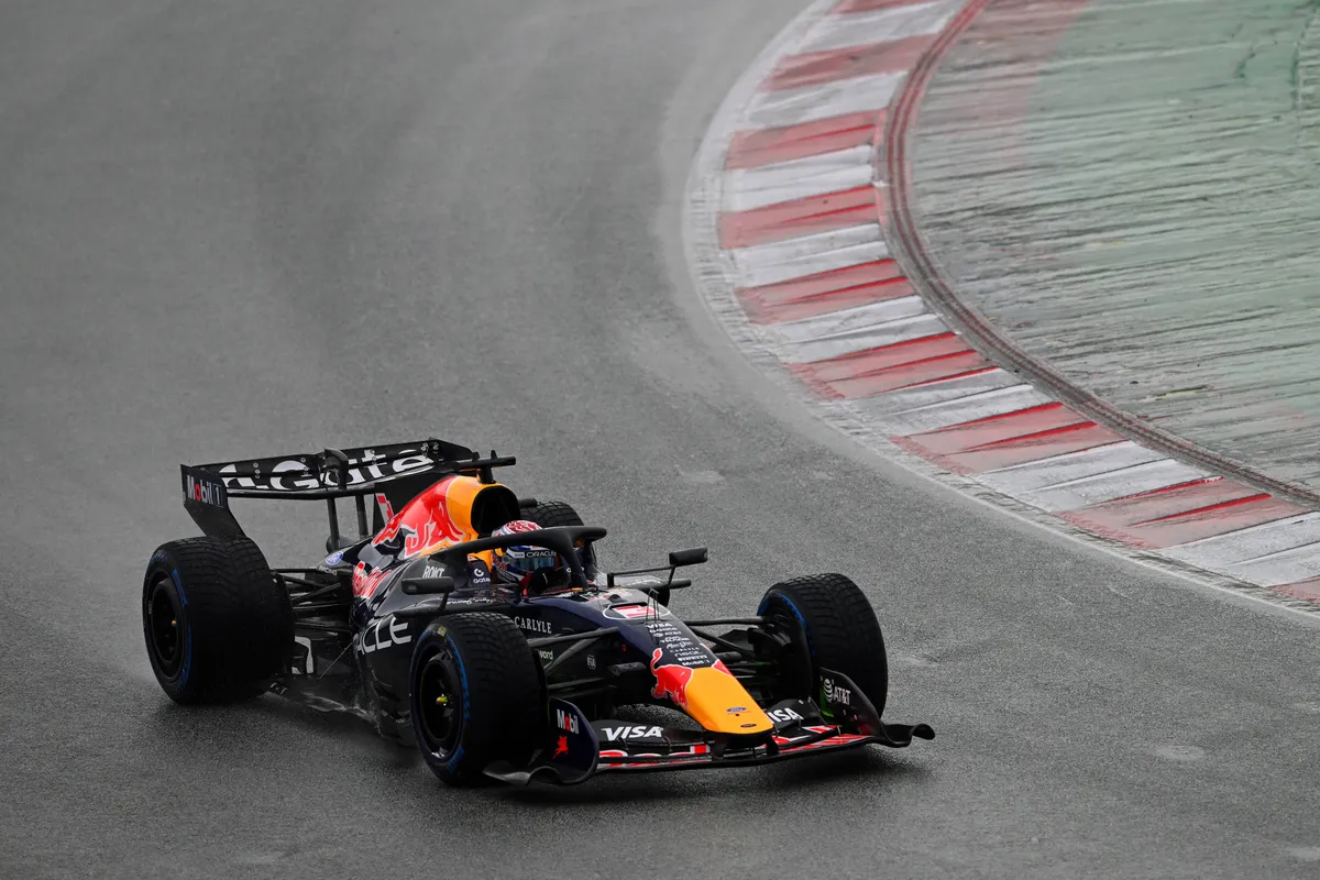 Max Verstappen test de RB22 in de regen tijdens de testweek in Barcelona
