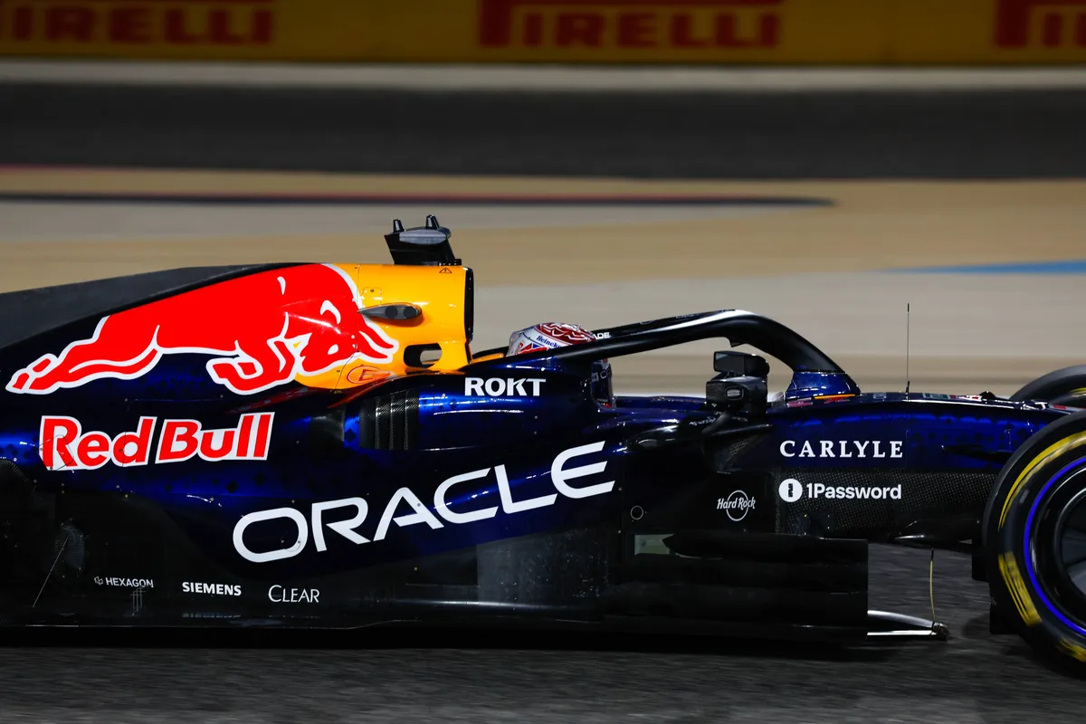 Red Bull-coureur Max Verstappen in de RB22 tijdens de testdagen in Bahrein