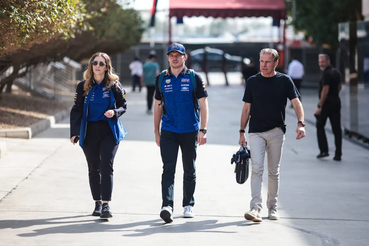 Max Verstappen met manager Raymond Vermeulen in de F1-paddock in Bahrein 2026