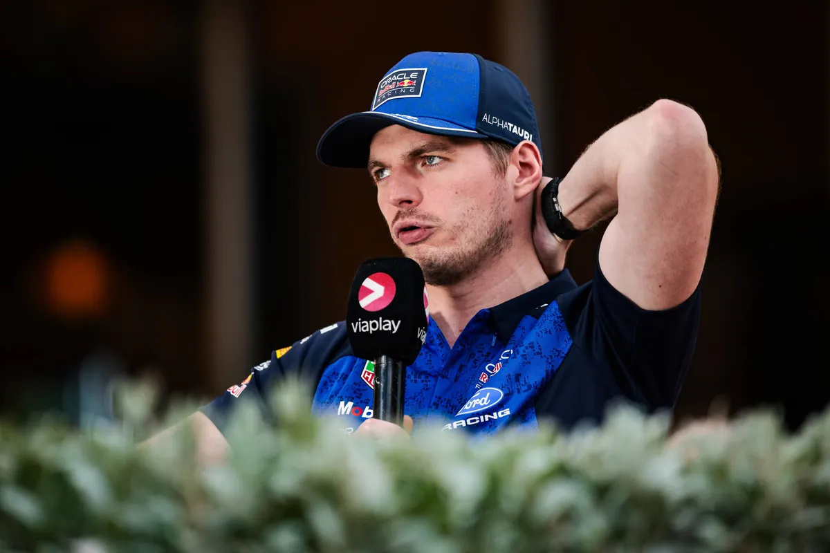 Max Verstappen in gesprek met Viaplay in de F1-paddock in Bahrein