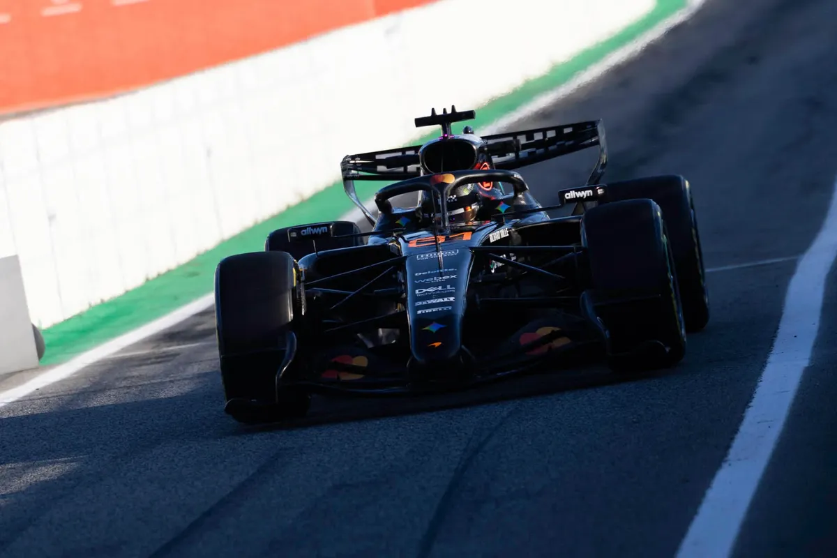 Oscar Piastri in de McLaren MCL40 in Barcelona