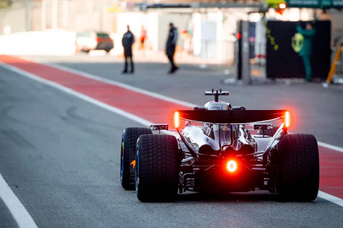 Oscar Piastri in de McLaren MCL40 tijdens de testdagen in Barcelona