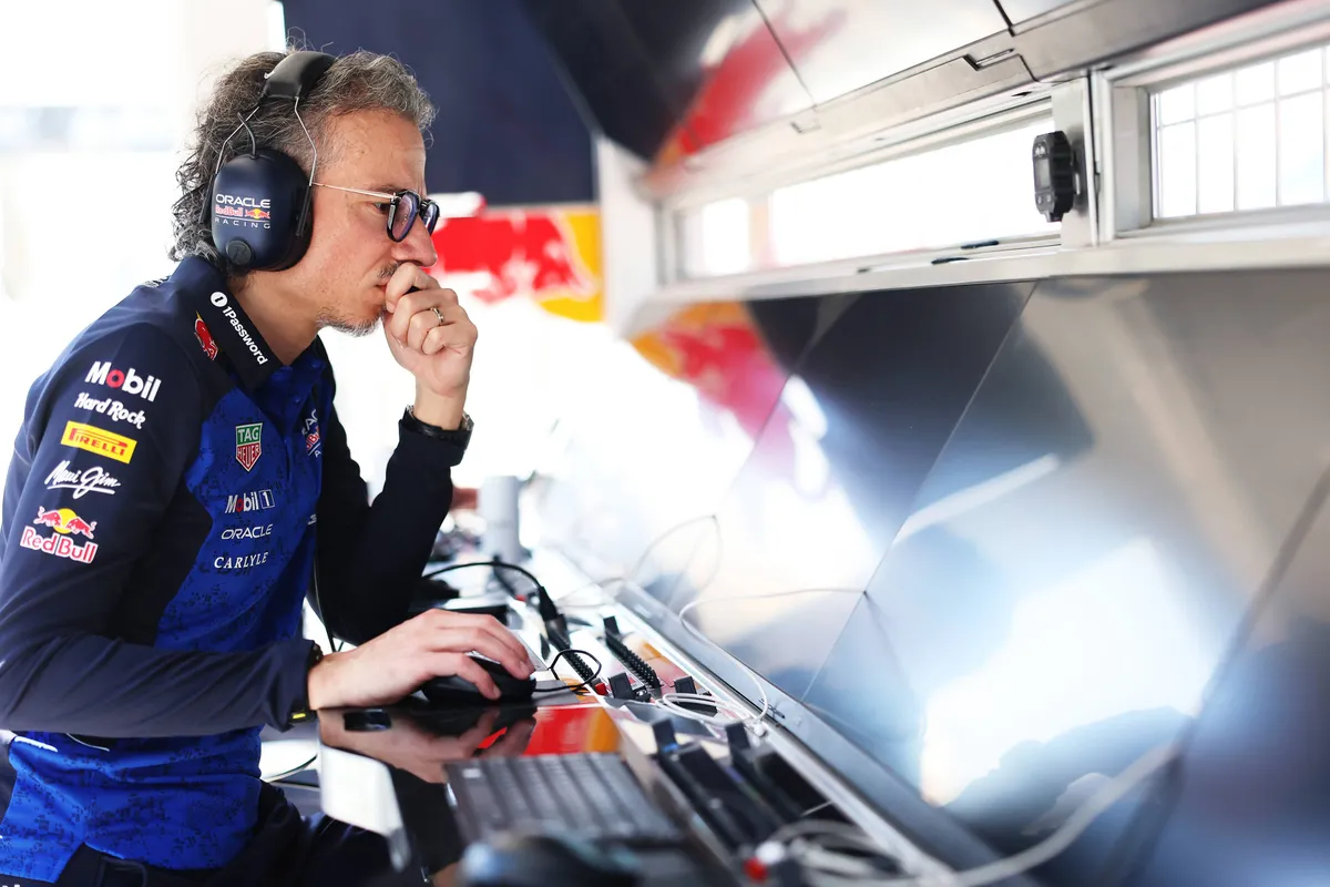 Red Bull-teambaas Laurent Mekies aan de pitmuur tijdens de 2026 F1-test in Bahrein