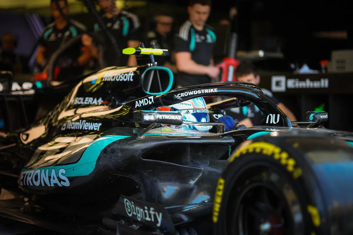 Kimi Antonelli in de Mercedes W17 in de garage tijdens 2026 F1-test in Bahrein