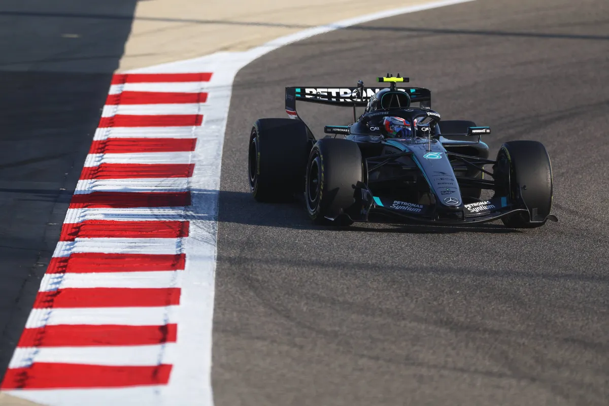 Mercedes-coureur Kimi Antonelli tijdens de 2026 F1-test in Bahrein in de W17