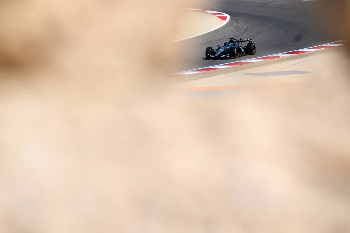 De Mercedes W17 tijdens de testdagen in Bahrein in 2026