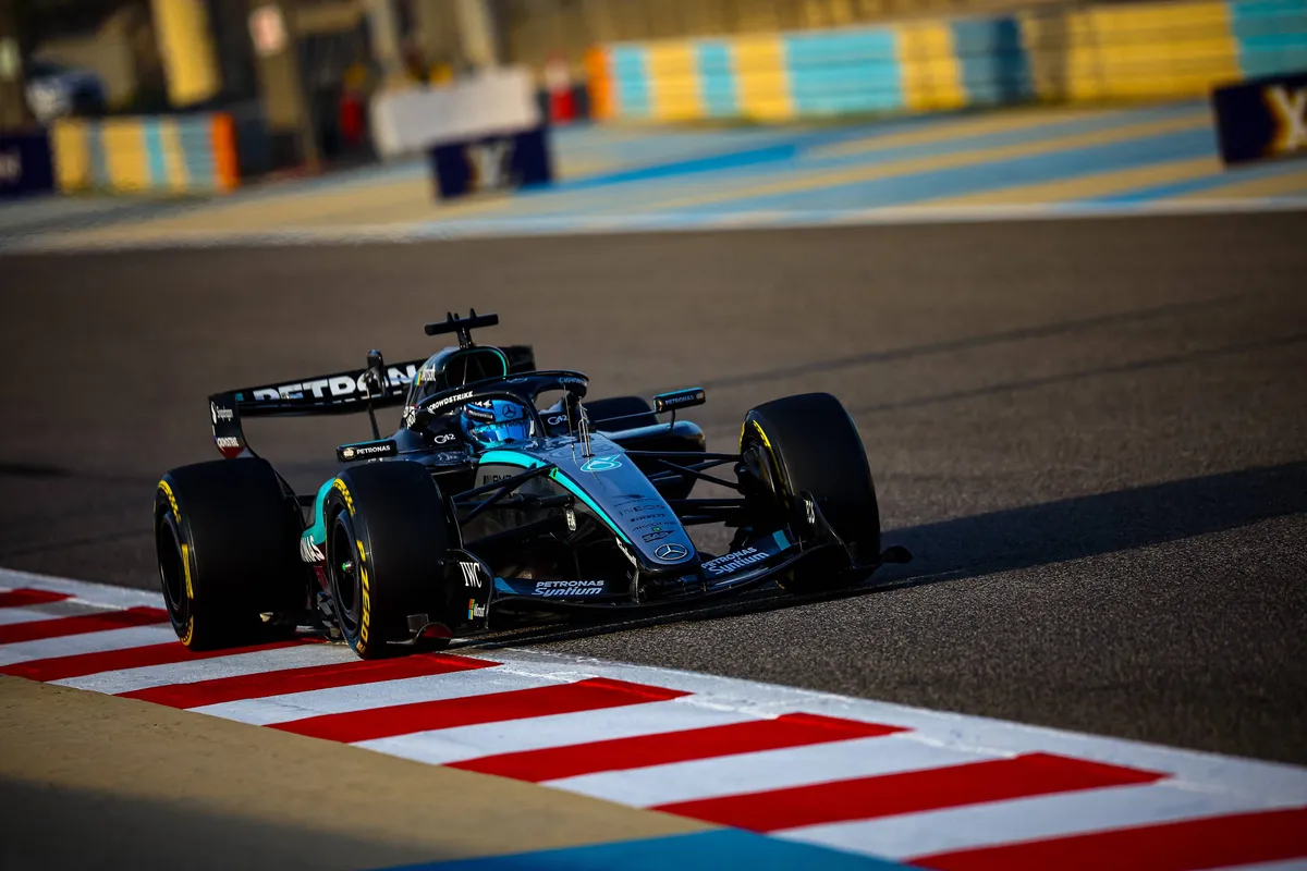 George Russell in de Mercedes W17 tijdens de testdagen in Bahrein 2026