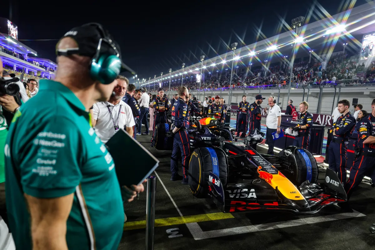 Aston Martin-teambaas Adrian Newey kijkt naar de Red Bull op de grid in 2025