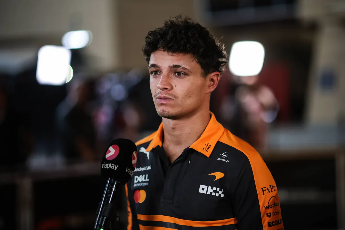 McLaren-coureur Lando Norris staat de pers te woord tijdens de test in Bahrein