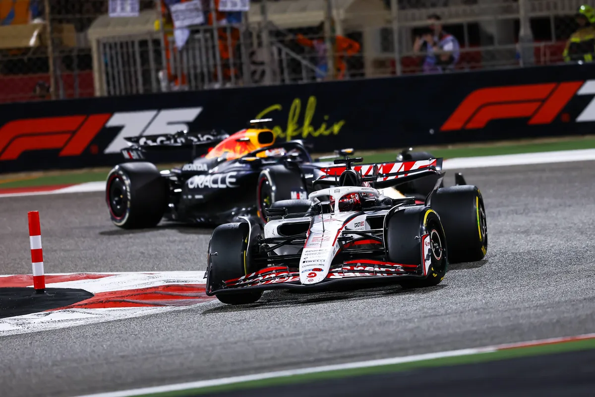 Esteban Ocon rijdt voor Max Verstappen in Bahrein 2025