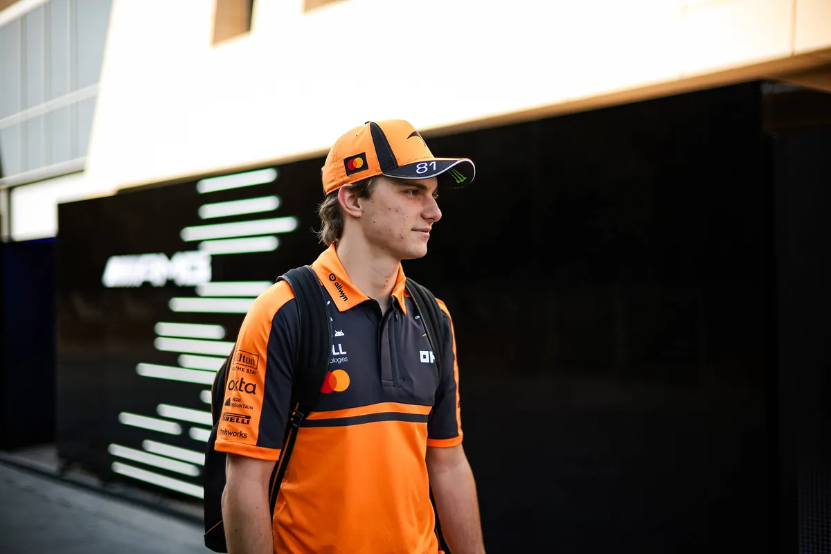 McLaren-coureur Oscar Piastri in de F1-paddock in Bahrein 2026