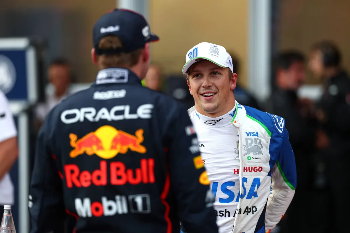 Max Verstappen met voormalig teamgenoot Liam Lawson op de F1-grid in Azerbeidzjan